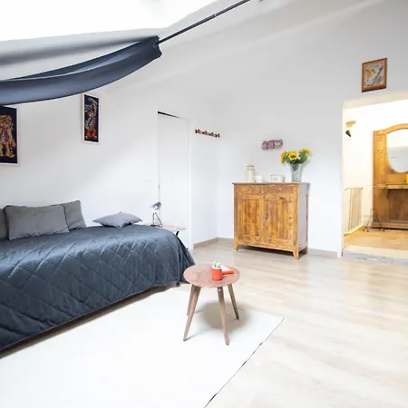 D'hotes Les Cypres De L'ile Bed & Breakfast *